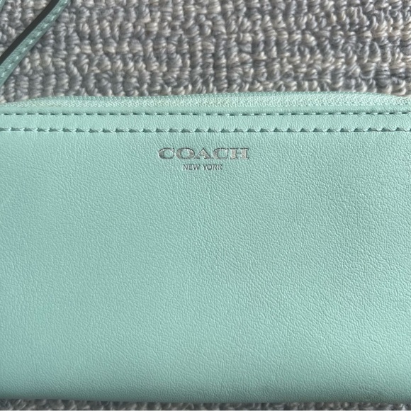 COACH Light Teal/Mint Green Zip Around Wristlet Wallet - Picture 2 of 7